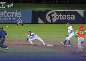 Partido entre las Cabras de Curazao (de blanco y azul) y los Leñadores de Las Tunas, en la Serie de las Américas de béisbol. Foto: Tomada del perfil de Facebook de Boris Luis Cabrera Acosta.