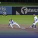 Partido entre las Cabras de Curazao (de blanco y azul) y los Leñadores de Las Tunas, en la Serie de las Américas de béisbol. Foto: Tomada del perfil de Facebook de Boris Luis Cabrera Acosta.