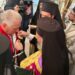 El presidente cubano Miguel Díaz-Canel recibe de manos del arzobispo Makarios de Iglesia Ortodoxa Griega en Australia, la Orden del Patriarca Ecuménico Bartolomeo, en la Sacra Catedral Ortodoxa Griega San Nicolás de Myra, en La Habana Vieja, el 26 de enero de 2025. Foto: Presidencia Cuba.