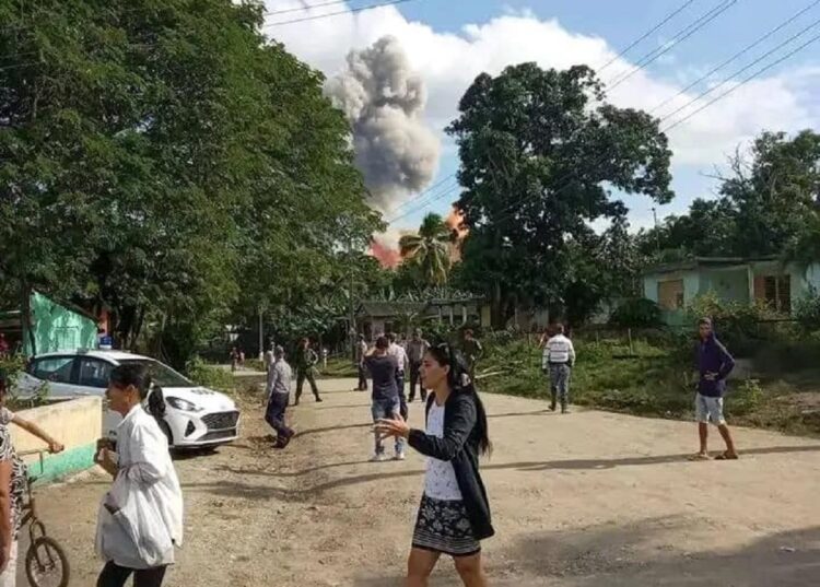 Personas en zonas cercanas al lugar de las explosiones en Melones, en el municipio Rafael Freyre, antes de la evacuación de la zona. Revista Digital Escribiendo Gibara / Facebook.