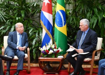 El presidente cubano Miguel Díaz-Canel conversa con el canciller brasileño, Mauro Vieira, durante un encuentro en La Habana, el 24 de enero de 2025. Foto: @DiazCanelB / X.