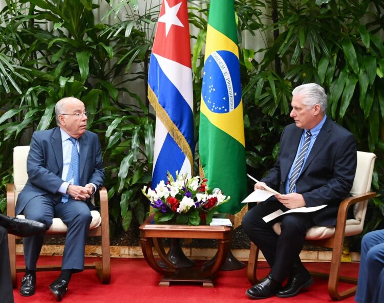 El presidente cubano Miguel Díaz-Canel conversa con el canciller brasileño, Mauro Vieira, durante un encuentro en La Habana, el 24 de enero de 2025. Foto: @DiazCanelB / X.