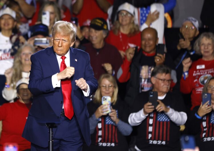 Donald J. Trump baila después de dar un discurso en el Circa Resort y Casino, Las Vegas, Nevada, el 25 de enero de 2025. EFE/EPA/BIZUAYEHU TESFAYE