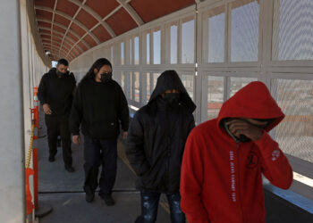 Migrantes deportados cruzan el puente Internacional Paso del Norte este jueves, en Ciudad Juárez. Activistas piden clemencia ya que los migrantes no cuentan "con dinero ni dónde quedarse". Foto: EFE/ Luis Torres.