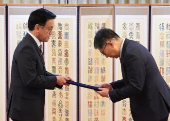 El presidente en funciones, Choi Sang-mok (izq), recibió las cartas de creación del nuevo embajador en Cuba, el 31 de enero de 2025. Foto: Yonhap News.