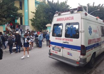 Una ambulancia frente al Instituto Preuniversitario José Luis Dubrocq, de Matanzas, luego de reportarse un fuerte olor a gas que provocó la hospitalización de una veintena de estudiantes y la suspensión de las clases. Foto: Tomada del perfil de Facebook de Pedro Rizo Martínez.