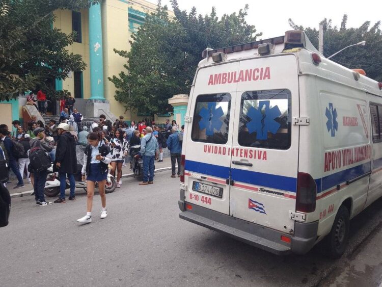 Una ambulancia frente al Instituto Preuniversitario José Luis Dubrocq, de Matanzas, luego de reportarse un fuerte olor a gas que provocó la hospitalización de una veintena de estudiantes y la suspensión de las clases. Foto: Tomada del perfil de Facebook de Pedro Rizo Martínez.