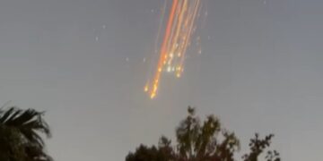 Restos de la nave espacial Starship vistos desde tierra tras la explosión de la misma poco después de su despegue. Foto: Captura de video compartido en Facebook.