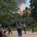 Policías y militares hacen guardia en una vía de acceso al lugar donde ocurrieron explosiones en un almacén de armas y municiones, en la localidad de Melones, en Holguín. Foto: Revista Digital Escribiendo Gibara / Facebook.