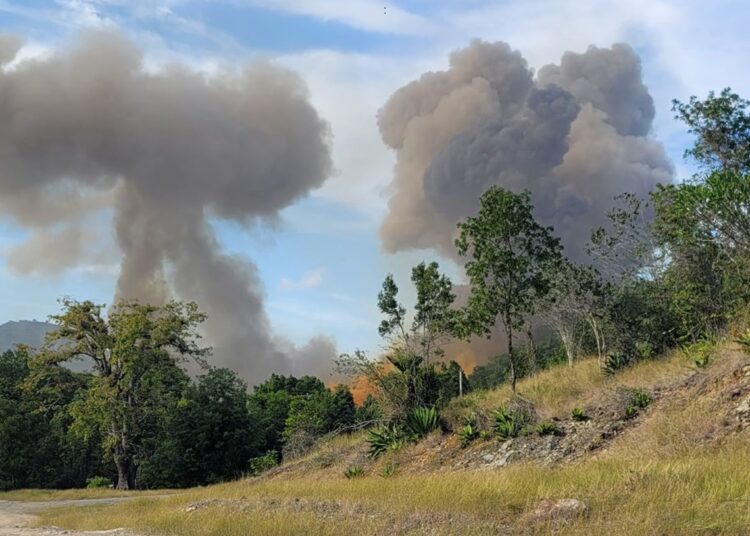 Incendio en la localidad de Melones, en Holguín, que provocó explosiones en un almacén militar. Foto: Tomada del perfil de Facebook de Joel Queipo Ruíz.