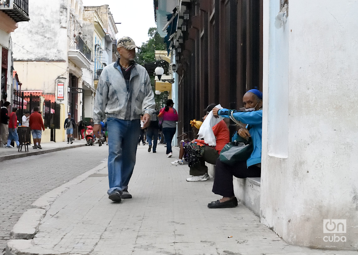 Vendedora de jabas de nailon en la calle Obipso de La Habana, durante un frente frío. Foto: Otmaro Rodríguez.