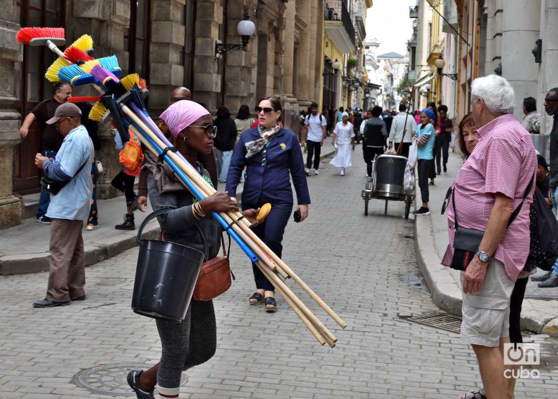 Vendedora ambulante de utensilios para el hogar durante un frente frío en La Habana. Foto: Otmaro Rodríguez.