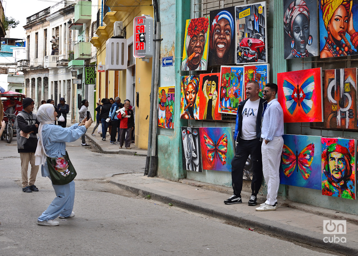 Turistas se toman una fotografía en La Habana durante un frente frío. Foto: Otmaro Rodríguez.