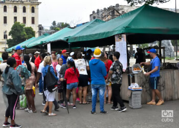 Personas hacen cola en La Habana para comprar alimentos, durante un frente frío. Foto: Otmaro Rodríguez.