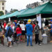 Personas hacen cola en La Habana para comprar alimentos, durante un frente frío. Foto: Otmaro Rodríguez.