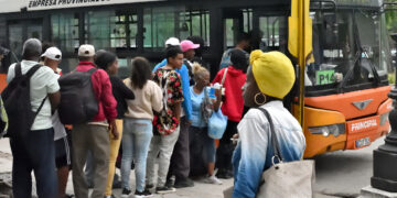 Personas hacen cola para abordar un ómnibus en La Habana durante un frente frío. Foto: Otmaro Rodríguez.