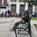 Un estudiante revisa su teléfono celular en un parque durante un día invernal en La Habana. Foto: Otmaro Rodríguez.