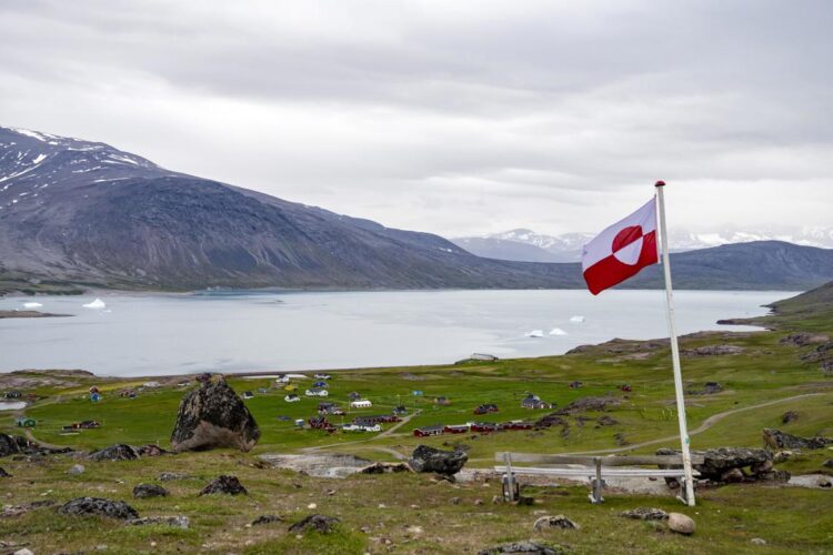 La bandera de Groenlandia ondeando en la ciudad de Igaliku, Groenlandia. Foto: EFE/EPA/Ida Marie Odgaard DENMARK OUT