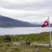 La bandera de Groenlandia ondeando en la ciudad de Igaliku, Groenlandia. Foto: EFE/EPA/Ida Marie Odgaard DENMARK OUT