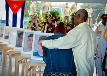 Homenaje póstumo en Holguín a los 13 militares fallecidos por las explosiones en un arsenal en la localidad de Melones. Foto: @PresidenciaCuba / X.