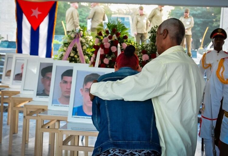 Homenaje póstumo en Holguín a los 13 militares fallecidos por las explosiones en un arsenal en la localidad de Melones. Foto: @PresidenciaCuba / X.