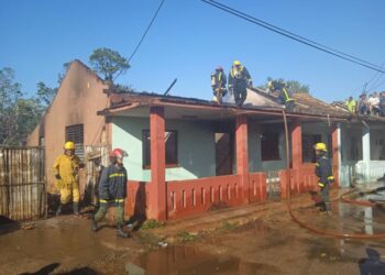 Bomberos en las viviendas afectadas por un incendio en Artemisa, el 28 de enero de 2025. Foto: El Artemiseño.