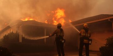 Bomberos luchan contra el fuego en el barrio Pacific Palisades de Los Ángeles, California, el 8 de enero de 2025. Foto: Allison Dinner / EFE.