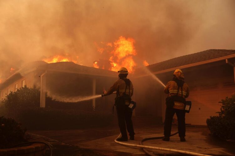 Bomberos luchan contra el fuego en el barrio Pacific Palisades de Los Ángeles, California, el 8 de enero de 2025. Foto: Allison Dinner / EFE.