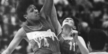 La cubana Leonor Borrell (i) durante el Campeonato Mundial de baloncesto celebrado en la Unión Soviética en 1986. Foto: Juan Moreno / Tomada de DeporCuba.