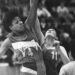 La cubana Leonor Borrell (i) durante el Campeonato Mundial de baloncesto celebrado en la Unión Soviética en 1986. Foto: Juan Moreno / Tomada de DeporCuba.