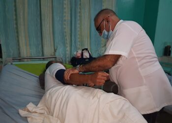 Un médico atiende a uno de los lesionados del accidente masivo en Camagüey, ocurrido el 10 de enero de 2025. Foto: Tomada del perfil de Facebook de Miozotis Fabelo Pinares.