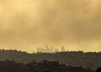 Edificios de Los Ángeles, opacados por el humo de los incendios forestales. Foto: CAROLINE BREHMAN/EFE/EPA.