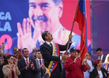 Maduro ondea una bandera en un acto este viernes, en Caracas. Foto: Ronald Peña R./EFE.