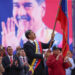 Maduro ondea una bandera en un acto este viernes, en Caracas. Foto: Ronald Peña R./EFE.