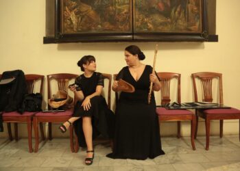 Malva Rodríguez junto a su madre, la flautista Niurka González, antes de un concierto en la Iglesia de Paula. Foto: srd.