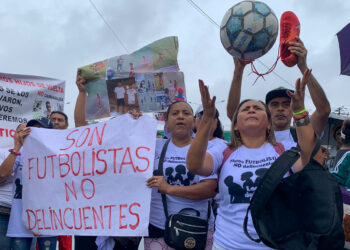 Familiares de cuatro menores desaparecidos en Ecuador se manifiestan en los exteriores de la Fiscalía de Guayaquil el 31 de diciembre de 2024. Foto: Cristina Bazán / EFE.