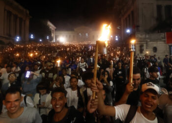 Jóvenes cubanos participan en la tradicional Marcha de las Antorchas en La Habana, el lunes 27 de enero de 2025. Foto: Ernesto Mastrascusa / EFE.