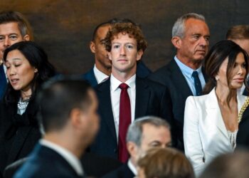 Washington (Estados Unidos), 20/01/2025.- El CEO de Meta y Facebook, Mark Zuckerberg (C), llega antes de la toma de posesión de Donald Trump como el 47º presidente de los Estados Unidos. Foto: EFE/EPA/KENNY HOLSTON/POOL.