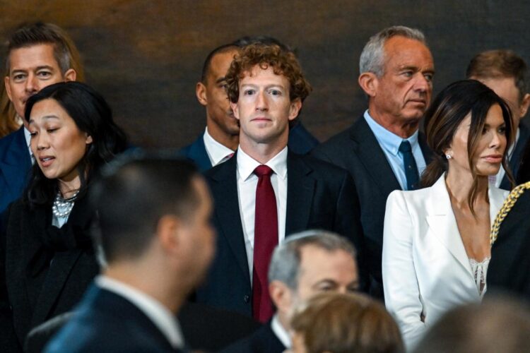 Washington (Estados Unidos), 20/01/2025.- El CEO de Meta y Facebook, Mark Zuckerberg (C), llega antes de la toma de posesión de Donald Trump como el 47º presidente de los Estados Unidos. Foto: EFE/EPA/KENNY HOLSTON/POOL.