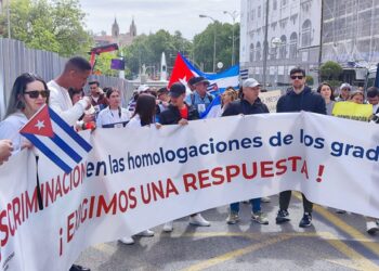 Médicos cubanos y de otros países protestan en Madrid, España, por la demora en la homologación de sus títulos. Foto: Árbol Invertido / Archivo.