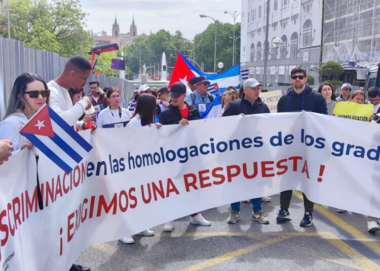 Médicos cubanos y de otros países protestan en Madrid, España, por la demora en la homologación de sus títulos. Foto: Árbol Invertido / Archivo.