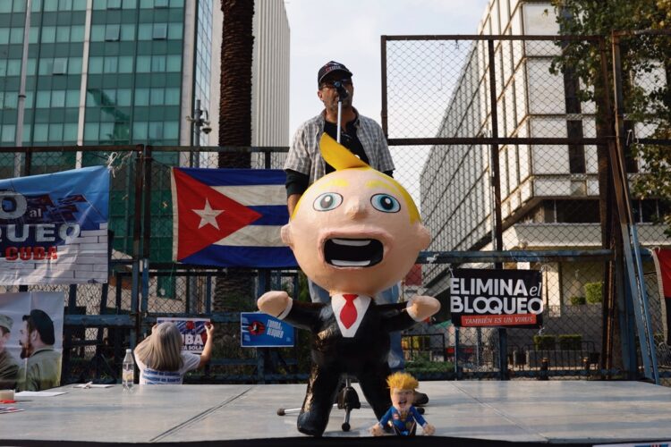 Un hombre habla durante una manifestación este sábado, frente a la Embajada de Estados Unidos en Ciudad de México (México), en la que participaron decenas de activistas de esa nación para oponerse a la inclusión de Cuba en la lista de países patrocinadores del terrorismo. Foto: Sáshenka Gutiérrez/EFE.