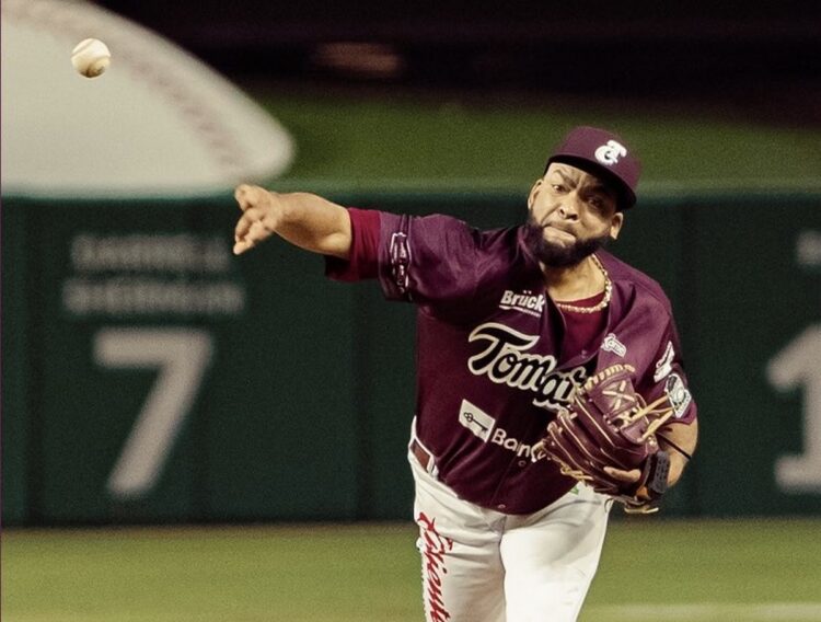 El cubano Odrisamer Despaigne guio el primer triunfo de los Tomateros de Culiacán en la final de la Liga ARCO del Pacífico, en México. Foto: @clubtomateros / X.