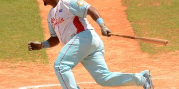 Osvaldo Vázquez, jugador de los Tigres de Ciego de Ávila y de equipos nacionales, está entre los que han decidido dejar el béisbol cubano por los bajos salarios que perciben. Foto: Osvaldo Gutiérrez / ACN / Archivo.