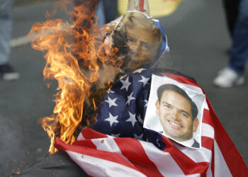 Personas se manifiestan durante una protesta quemando un muñeco con el rostro del presidente de Estados Unidos Donald Trump y del secretario de Estado de Estados Unidos Marco Rubio en la Universidad de Panamá, este viernes. Foto: Bienvenido Velasco/EFE.