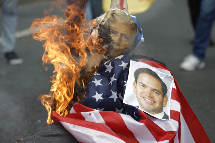 Personas se manifiestan durante una protesta quemando un muñeco con el rostro del presidente de Estados Unidos Donald Trump y del secretario de Estado de Estados Unidos Marco Rubio en la Universidad de Panamá, este viernes. Foto: Bienvenido Velasco/EFE.