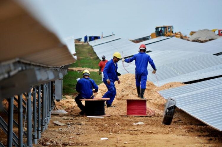 Instalación en Cuba de parques fotovoltaicos. Foto: Granma.