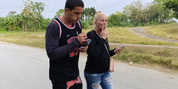 El cubano Dariel Cruz García (i) camina junto a su madre Yaquelin Cruz García este miércoles, tras su salida de una prisión en La Habana luego del anuncio sobre excarcelaciones por parte del Gobierno cubano. Foto: Ernesto Mastrascusa / EFE.