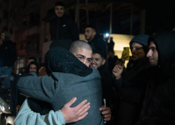 Palestinos celebran tras el regreso de 90 presos y detenidos palestinos liberados por Israel, en Cisjordania. Foto: Magda Gibelli / EFE.