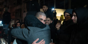 Palestinos celebran tras el regreso de 90 presos y detenidos palestinos liberados por Israel, en Cisjordania. Foto: Magda Gibelli / EFE.